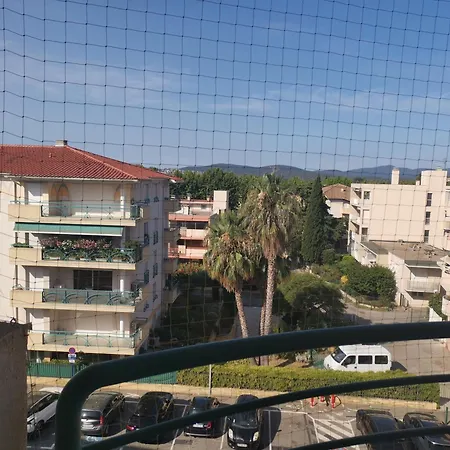 Апартаменты Le Cesaree Location De Parking Piscine Terrasse Wifi Фрежюс